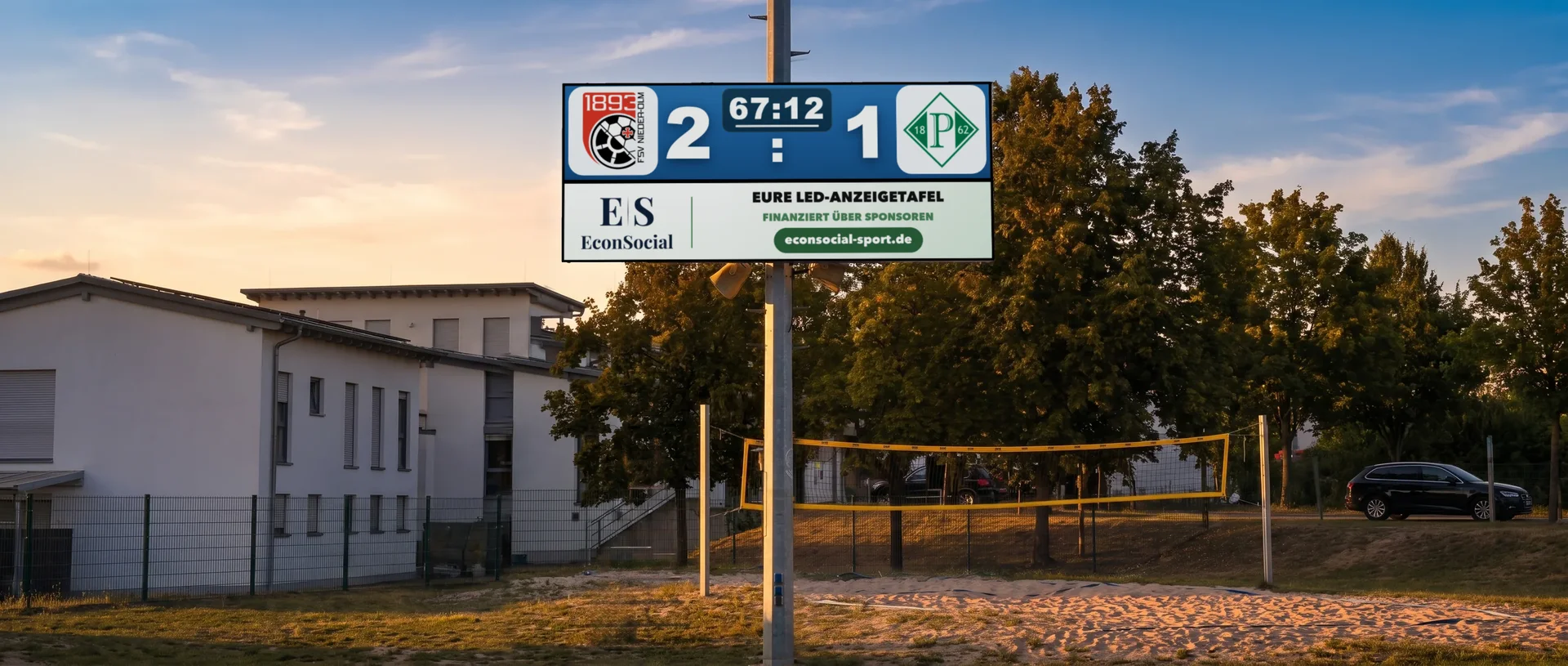 LED-Anzeigetafel am Mast in der Abendsonne, Spielstand 2:1, darunter Werbung von EconSocial